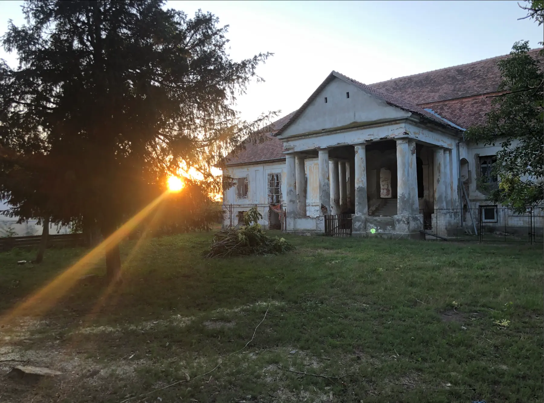 Castel Nikolici la apus