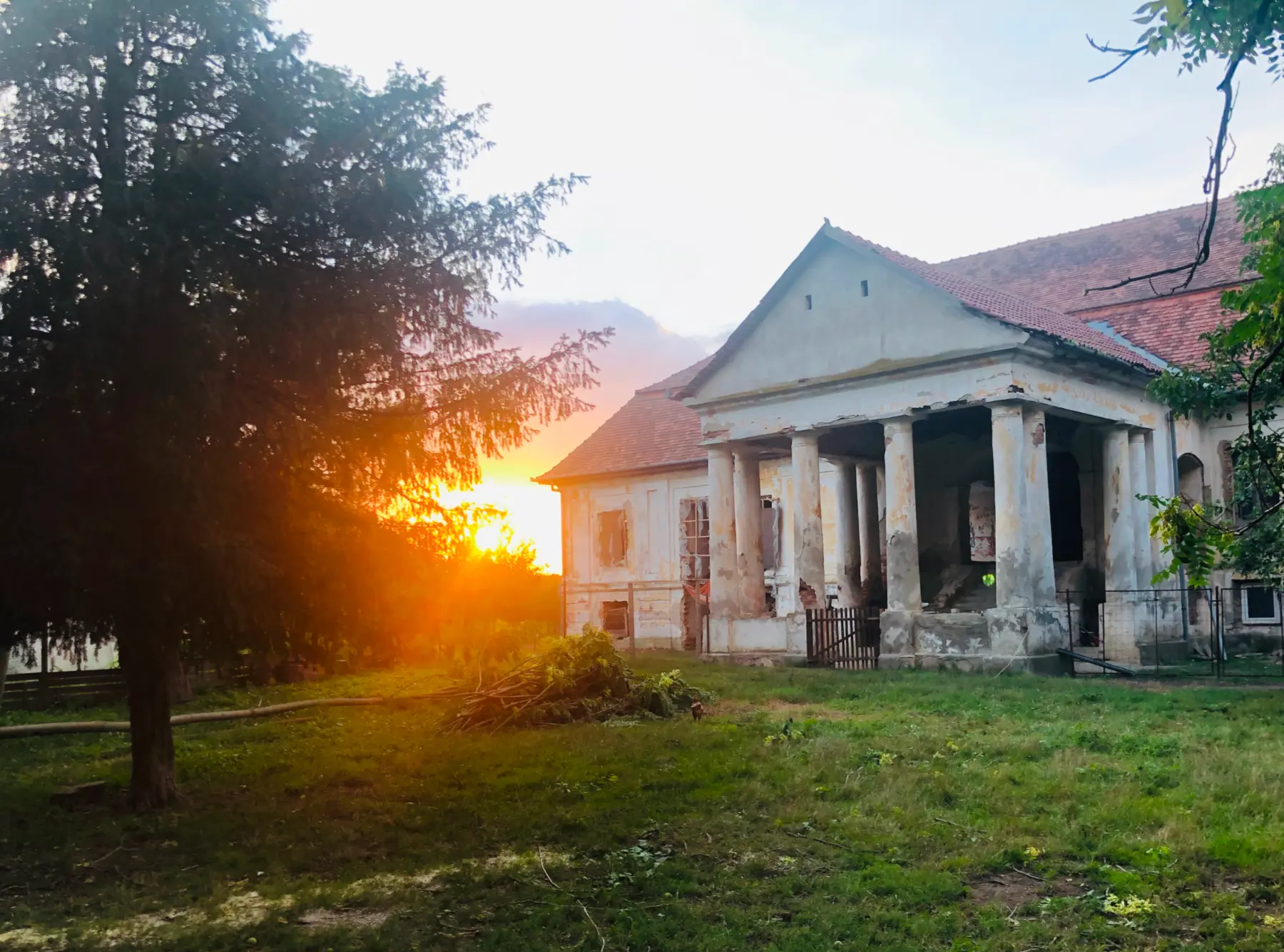 Fațada Castelului Nikolici din Rudna
